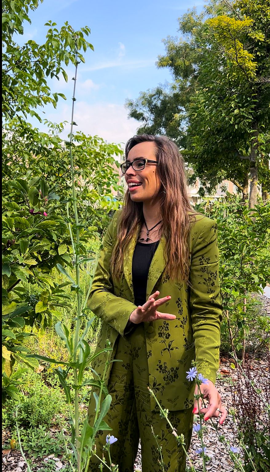 Shiva Naomi Spaarenberg in de kruidentuin