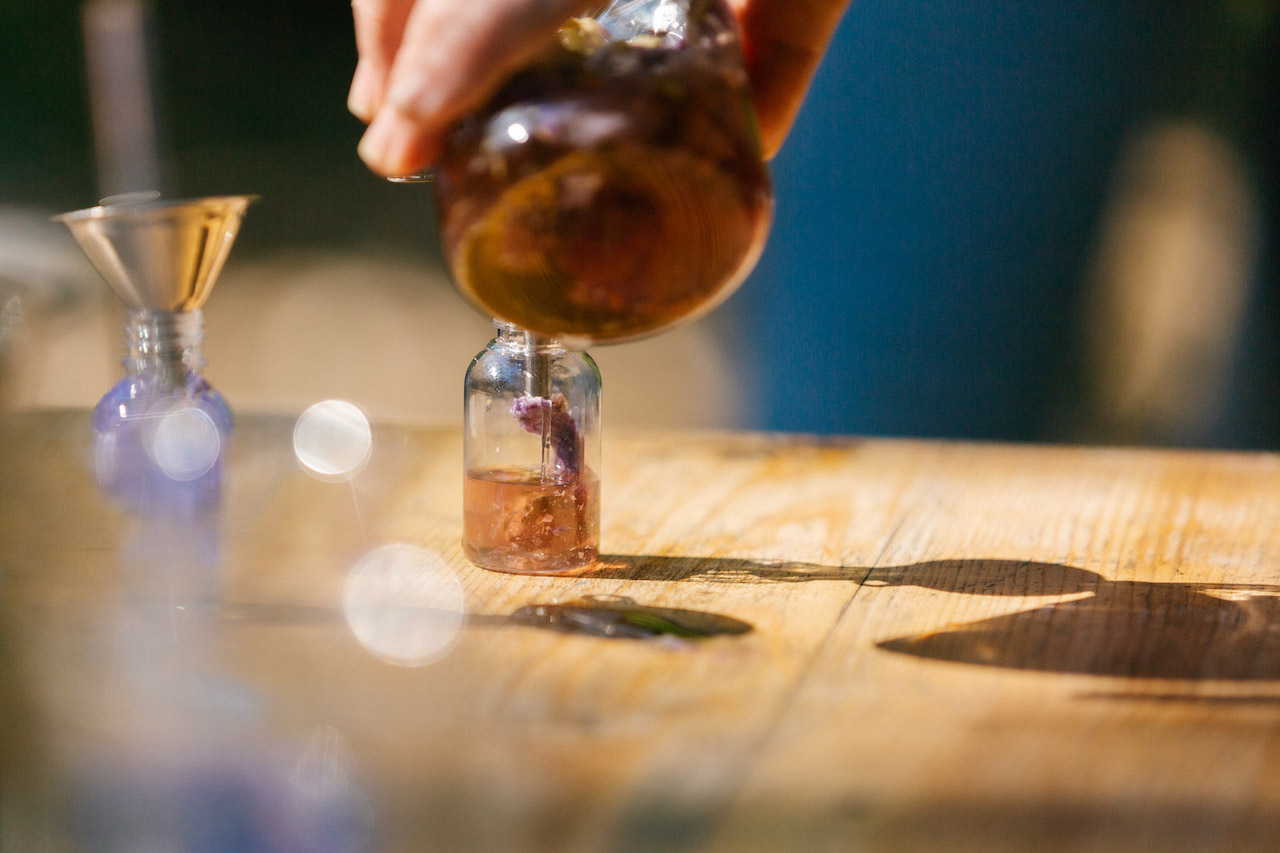 Bereiding van kruidenextract bij Kruidenloket